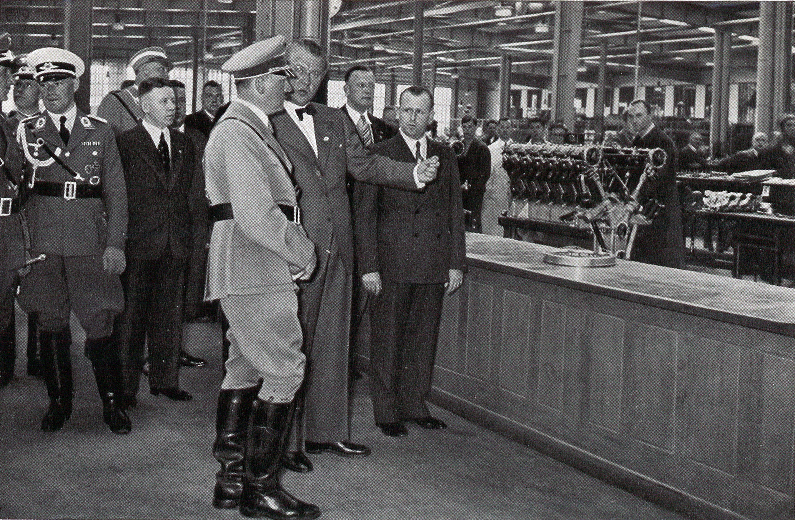 Hitler und Vorstandsvorsitzender Popp 1935 bei einer Besichtung von BMW Milbertshofen
